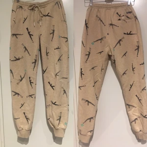 Drop Dead mjukisbyxor strl M - Fina mjukisbyxor från Drop Dead. Unisex, storlek M.