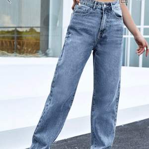 Wide jeans från shein. Samma ”utsvängning” hela vägen ner. Skit snygga men tycker dom sitter för tajt ❣️🥺använda ungefär 3 gånger 
