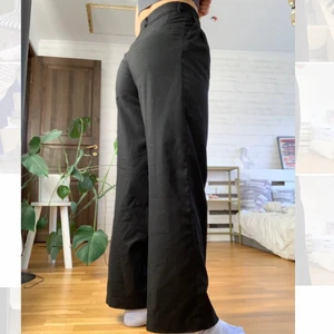 Kostymbyxor - Dessa snygga brallor från Monki storlek xs men passar mig som brukar ha S. 250kr💕