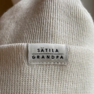 Mössa från Grandpa - Säljer denna superfina mössa från märket Grandpa! Mössan är gjord på 50 % merino ull och är i fin kvalité. Den har bara provats på så är i nyskick! Inköpspriset är 600 kr. Köpare står för frakt, kan annars hämtas upp i Lund.