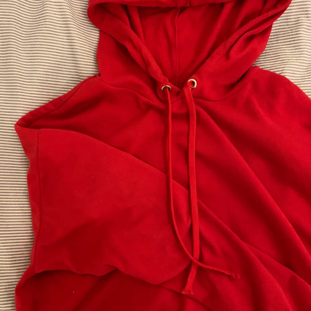 Snygg, basic, röd croppad hoodie från h&m! Den är i strl M och jag som vanligtvis har XS använder den som en ”vanlig” hoodie fastän den egentligen ska vara croppad. Den är skön och endast använd ett fåtal gånger! Helt felfri! ✨✨✨. Tröjor & Koftor.