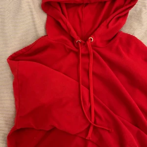 Röd hoodie - Snygg, basic, röd croppad hoodie från h&m! Den är i strl M och jag som vanligtvis har XS använder den som en ”vanlig” hoodie fastän den egentligen ska vara croppad. Den är skön och endast använd ett fåtal gånger! Helt felfri! ✨✨✨
