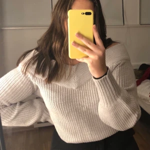 Stickad tröja Strl M - Stickad offshoulder tröja från GinaTricot i storlek M. Tröjan är använd några få gånger och är i väldigt bra skick, säljs  på grund av att den inte längre kommer till användning.              Ordinariepris: 299 kr                                                                            Köparen står själv för frakten 