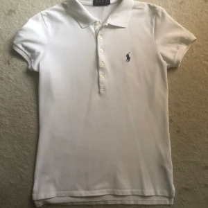 Skjorta - Hej! Säljer en skjorta från märket ralph lauren. Skjortan är i bra skick i storlek M. Orginal priset är 600kr. Kontakta mig vid frågor/bilder. Säljaren står för frakten 