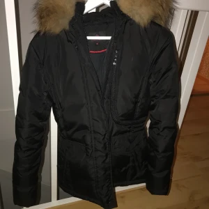 Äkta Pälsjacka - Jag säljer min pläsjacka pågrund av att jag inte använder den längre. Den är köpt på chelsea och pälsen är äkta (från tvättbjörn). Jackan är använt men i bra skickt, den har inga hål eller någonting. Köpt för 2000kr