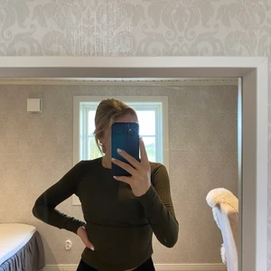 Tunn long sleeve, brun/grön? - Storlek XS, tight passform