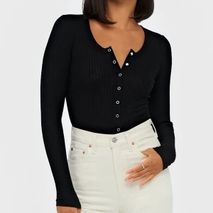 Tröja storlek S - Super fin tröja från Nelly aldrig använd då ja tycker inte den passar på mig , pris kan diskuteras 💗 