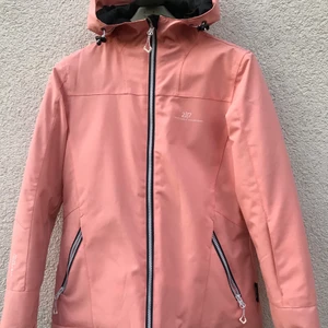 Vinter/skidjacka - Suuperfin Korallrosa skidjacka med huva och snölås. Storlek XS men passar även S. Använd en gång, säljer pga passar inte mig i storleken. 400 kr INKLUSIVE frakt. Betala med Swish.