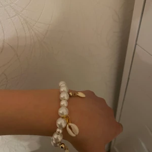 Handgjort guldigt armband  - Handgjort armband!! Nytt och jätte fint)) kontakta för fler bilder eller frågor!!