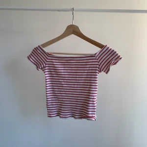 Off shoulder - Röd Randig off shoulder topp från hm, strl S. Skriv om du är intresserad eller undrar något💕 buda gärna