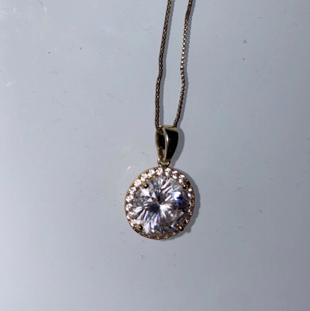 Skimrigt och snyggt Snö of Sweden diamanthalsband i guld. Bara använts några gånger och är i bra skick och säljer då jag har några liknande. Frakt tillkommer 🤍 . Accessoarer.