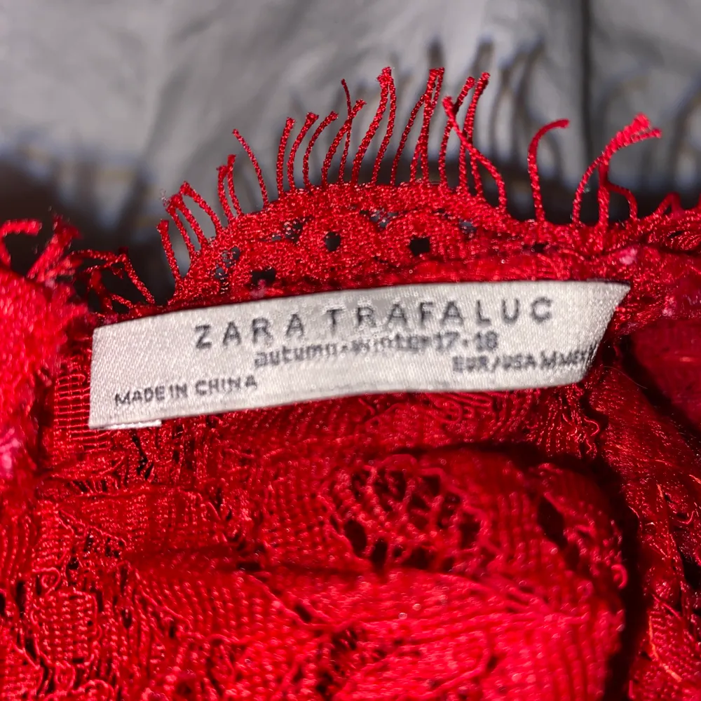 En röd spets topp köpt Zara för ett år sedan. Ordinarie pris 250kr. Använd en gång och i bra skick. Säljes för 50kr + frakt!. Blusar.