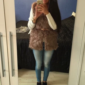  - Fin väst i fuskpäls, fin med ett bälte runt midjan🎀
