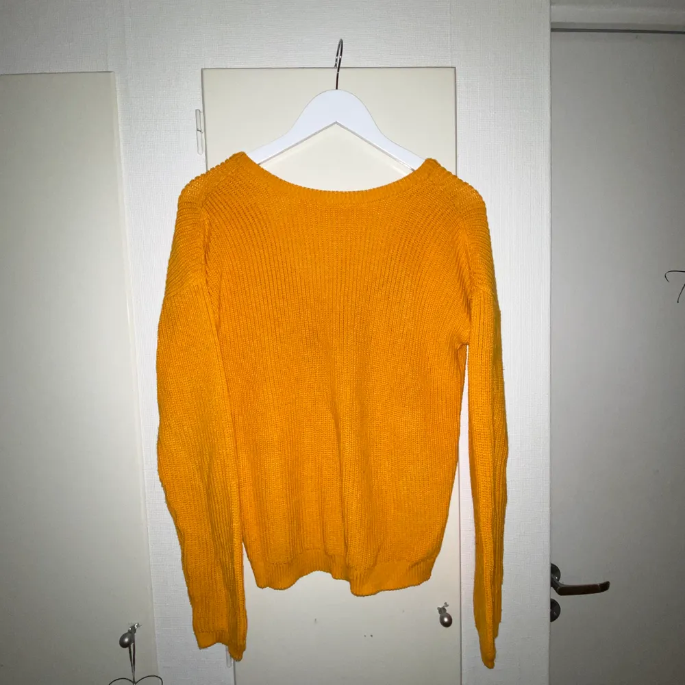 Fin orange stickad tröja som är köpt på NAKD. Storlek Small på denna och inte använd så många gånger. Säljer denna för 110kr (FRAKTEN INGÅR). 🧡 Fler bilder går att få om man är intresserad :) . Stickat.