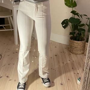 Kostymbyxor - Supersnygga vita kostymbyxor. Från chiquelle ursprungligen och är i väldigt bra skick. Sitter väldigt bra på och är både sköna och stretchiga. Priser inkluderar ej frakt💞 jag är 170 lång för referens :)