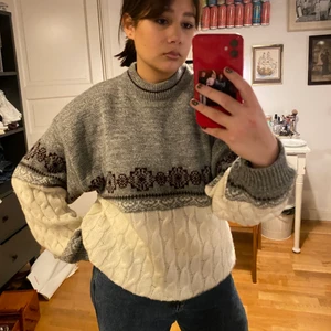 Mysig stickad tröja! - Stickad tröja med fint mönster på, sitter bra på mig som är en M. Sticks inte så det stör mig, går alltid att ha en t-shirt under om en vill det! Inga fel eller fläckar!