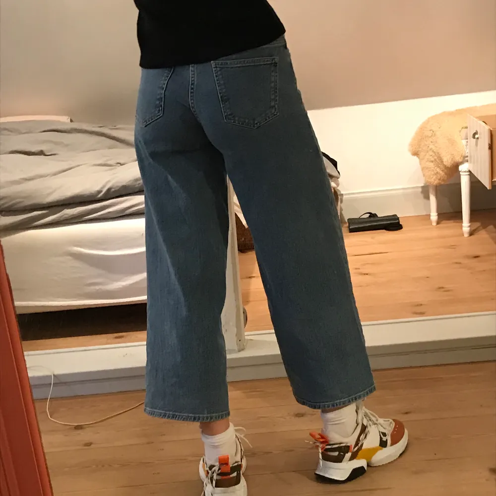 Hej hopp! Säljer mina Wera jeans med lite korta vida ben då de har blivit lite små på mig. De är stl 36, jag är 174 cm lång. Byxorna är i väldigt bra skick!- - - PENGARNA GÅR OAVKORTAT TILL VALFRI VÄLGÖRENHETSORGANISATION . Jeans & Byxor.