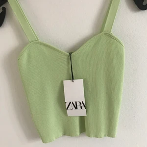 Zara topp  - Supersöt slutsåld  topp från Zara. Aldrig använd. Står att det är storlek M men men skulle säga att den är mer S