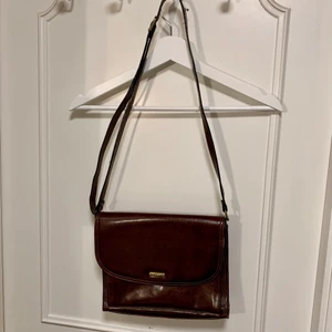 Läderväska - Cool vintage läderväska köpt på Beyond Retro, swipe för mer info 🌟