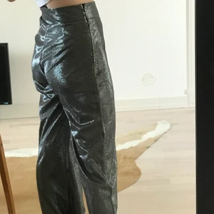 Snygga festbyxor från Bikbok - Superfina byxor från BikBok. Använda en gång. Perfekta för fest och nyår💕