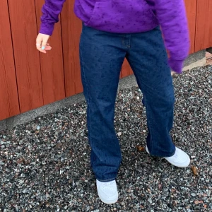 Mörk blåa coola jeans  - Mörk blåa jeans köpt secondhand. Jag är 163 och de sitter ganska bra i längden, lite stora i midjan men inget ett skärp inte löser. Det beror också på hur man vill att dem ska sitta, utan skärp: mer lösa nere vid fötterna, med skärp så blir dom mer raka. BUDA nedan😁 Bud just nu: 150kr