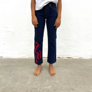 Jeans no:3 - IGGY JEANS x PHILIPPA - Levi’s 501 secondhand-jeans med rött Iggy Jeans mönster. En re-make av @iggyjeans i samarbete Philippa Parnevik. OBS! Jeansen är små i storlek! Dessa motsvarar ca storlek S. 