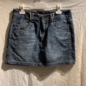 Jeanskjol  - Jeanskjol från jsfndenim i Stl 38. Bra skick och endast använd få gånger. Kjolen har lite stretch i sig och slutar strax under rumpan. Normal i storleken. Frakt ingår i priset