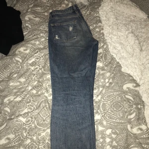 Bikbok jeans - Säljer dessa bikbok jeans. Tror att dom är storlek xs. Säljer pga att jag inte längre kan ha dom för att dom är för små för mig. Dom är i fint skick. Pris kan diskuteras. Köparen står för frakt.