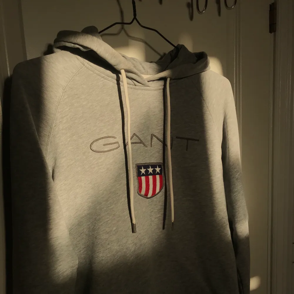 Ljusgrå gant hoodie köpt fr ungefär 1år sedan använt 1-2 gånger ser ut som ny.. Hoodies.