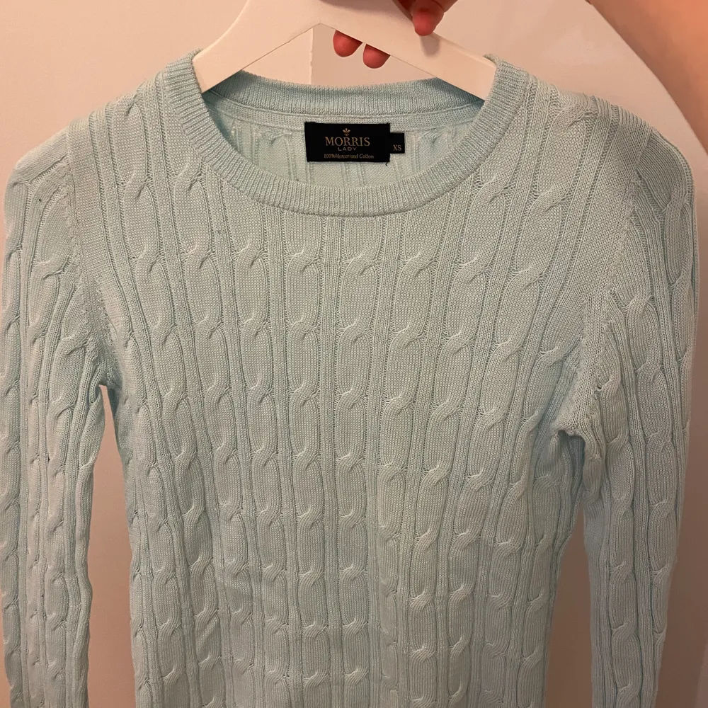 En superfin turkosblå kabelstickad tröja från Morris i storleken XS. Enbart använd ett fåtal gånger alltså är den i väldigt fint skick! 💕. Stickat.
