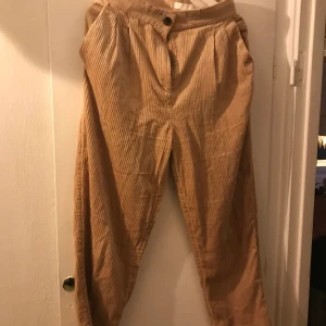 Manchesterbyxa  - Manchesterbyxa H&M , hög midja 