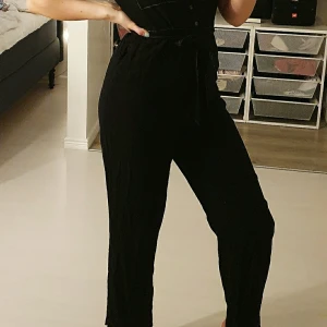 Byxdress - Lång byxdress från gina, bekväm med ett snöre i midjan som ger fin form. Inga synliga fel (använt plagget 2 gånger) pris och frakt är diskuterbart!🥰