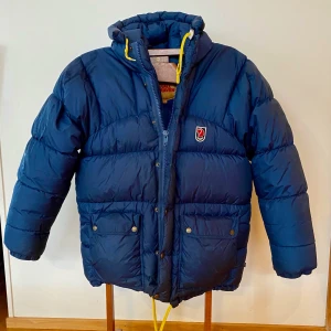 Fjällräven jacka i storlek XS - Jackan är i storlek XS men är oversized så passar nog upp till M-L. Är i bra skick, har dock ett pyttelitet hål på ena ärmen. 
