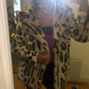 Na-kd 🐆 jacka storlek (38)  - Skit snygg leopardjacka, mjuk fuskpäls från Na-kd. Användt par gånger, köptes för ett år sen och i bra skick 