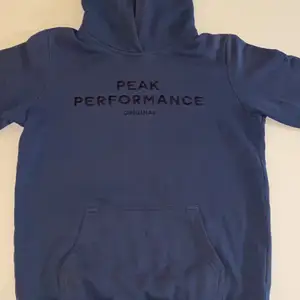 Blå hoodie från peak performance. Ganska använd men fortfarande i väldigt bra skick. Storlek 160