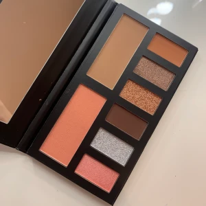 Face palette - NY!!! - MAKEUP! Helt ny palett som jag fick i present innehållandes 6st ögonskuggor, en rouge och en bronzer. Nypris: 423kr