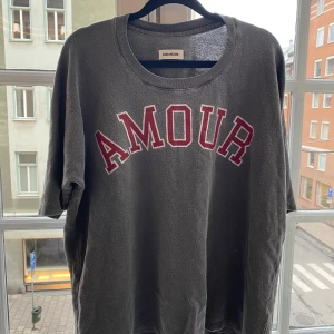 Zadig and Voltaire tröja  - Designen är gjort att se ”nopprig ut”. 