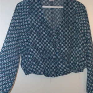 Ginatricot blus - Jätte snygg blå blus med mönster ifrån ginatricot använd ett fåtal gånger💙💙