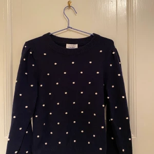 Stickad tröja från & other stories - Jätte fin stickad tröja till vintern från &otherstories. Aldrig använd❤️