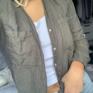 Grön linneskjorta zara - Snygg linneskjorta som man kan ha öppen eller knäppt🤗