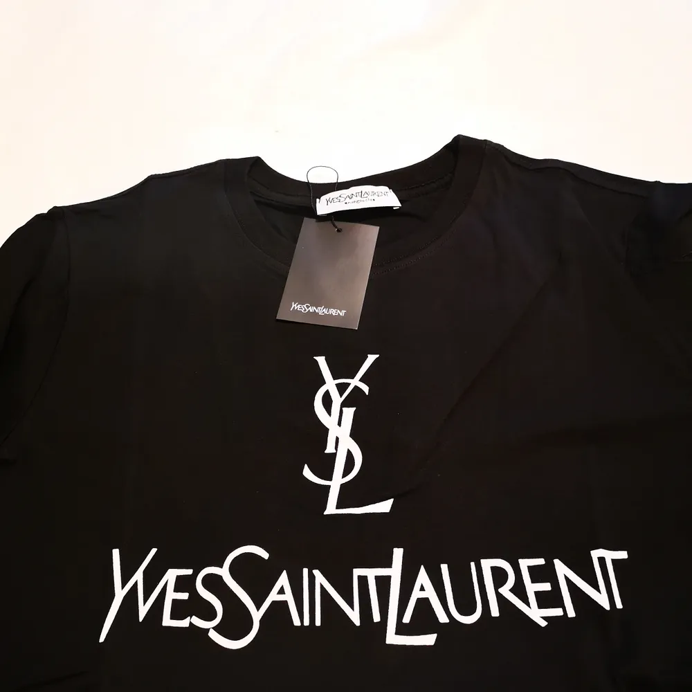 Helt ny svart t-shirt Ysl strl S, köpare står för frakt, kan mötas i Karlskrona eller visa dagar i Kalmar . T-shirts.