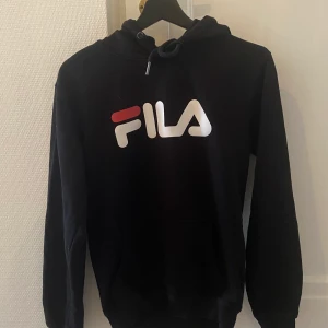 Hoodie  - Säljer min supersköna hoodie från fila i storlek XS som inte längre kommer till användning. Superbra skick. Säljer den för 200 kr ( nypris 549 kr )💕