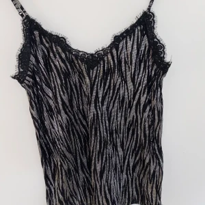 Glittrig topp - Superfin glittrig topp från H&M, bara använd en gång så i nyskick