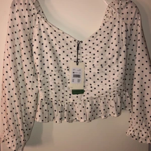 Sommartopp  - En fin och prickig topp från BilBok! Aldrig använd, prislapp finns kvar. Storlek XS! 200kr inklusive frakt 