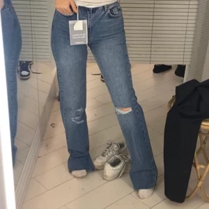 Slitna jeans - Säljer domhär supersnygga jeansen från pull&bear. Aldrig använda, bara testade. Säljer pga att jag köpte fel storlek. Har slits där nere💜💜💜