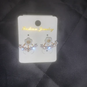 Super söta örhängen - Säljer dessa super söta oanvända örhänge. Kommer inte ihåg vart jag köpt dessa tyvärr men vet att jag köpte de för runt 300kr❤️skriv för fler frågor 