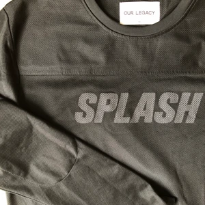 OUR LEGACY Moto sweat Stl L - Tröja i mesh-aktigt material från Our Legacy. Modellen heter Moto Sweat och storleken är 50 (L) men passar mig perfekt som är stor M. Snygg, skön och superfint skick. 