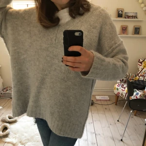 Stickad tröja - Jättemysig oversized stickad tröja från zara. 35% alpacka o ullblanding så väldigt varm o skön. Används inte längre därav säljer jag den