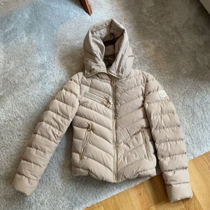 Jacka - Säljer min fina hollies jacka andvänd bara 1 vinter. Super bra skick och en päls kommer med till huvan😍 en liten fläck på ryggen men den går bort om man tvättar🥰