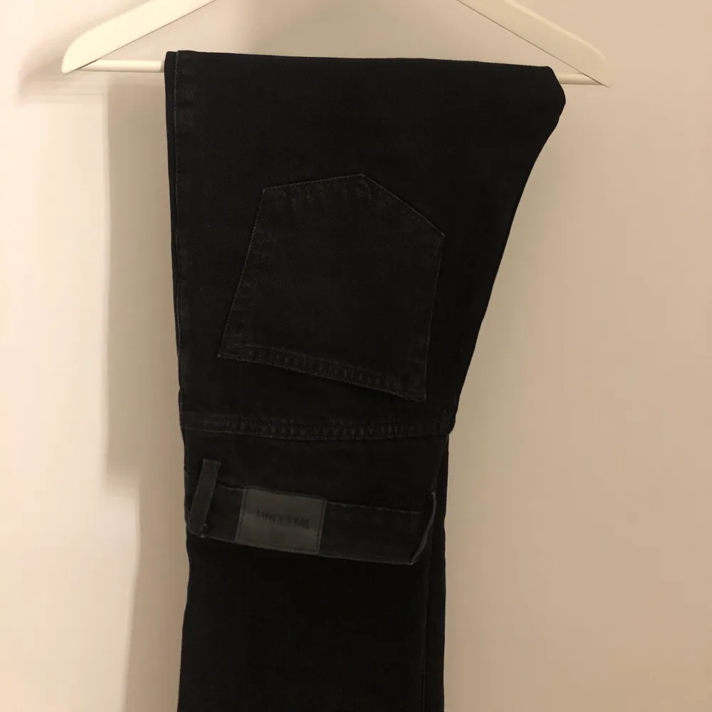 Svarta/mörkgråa jeans från Weekday i modellen Row strl: 27/32 (jag är 172cm)                                                                 Köparen står för frakten 💗. Jeans & Byxor.